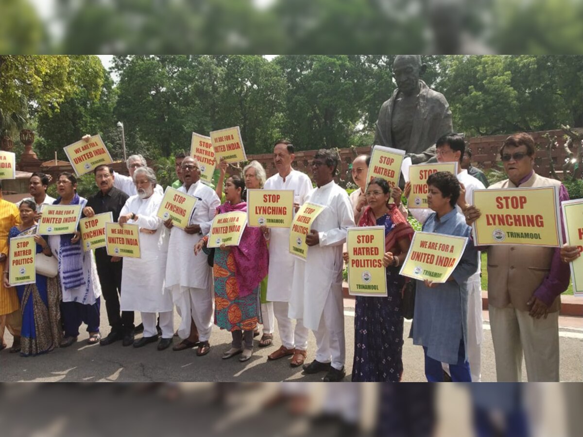 टीएमसी सांसदों ने मॉब लिंचिंग की घटनाओं के खिलाफ संसद में महात्‍मा गांधी की प्रतिमा के समक्ष विरोध-प्रदर्शन किया. (फोटो- ANI)