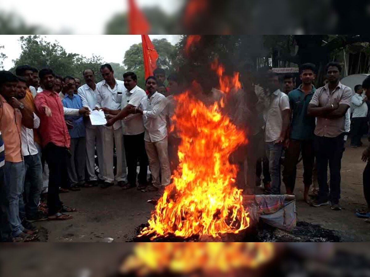 आरक्षण की मांग को लेकर महाराष्ट्र में मराठा समुदाय द्वारा धरने-प्रदर्शन किए जा रहे हैं (फोटो-IANS)