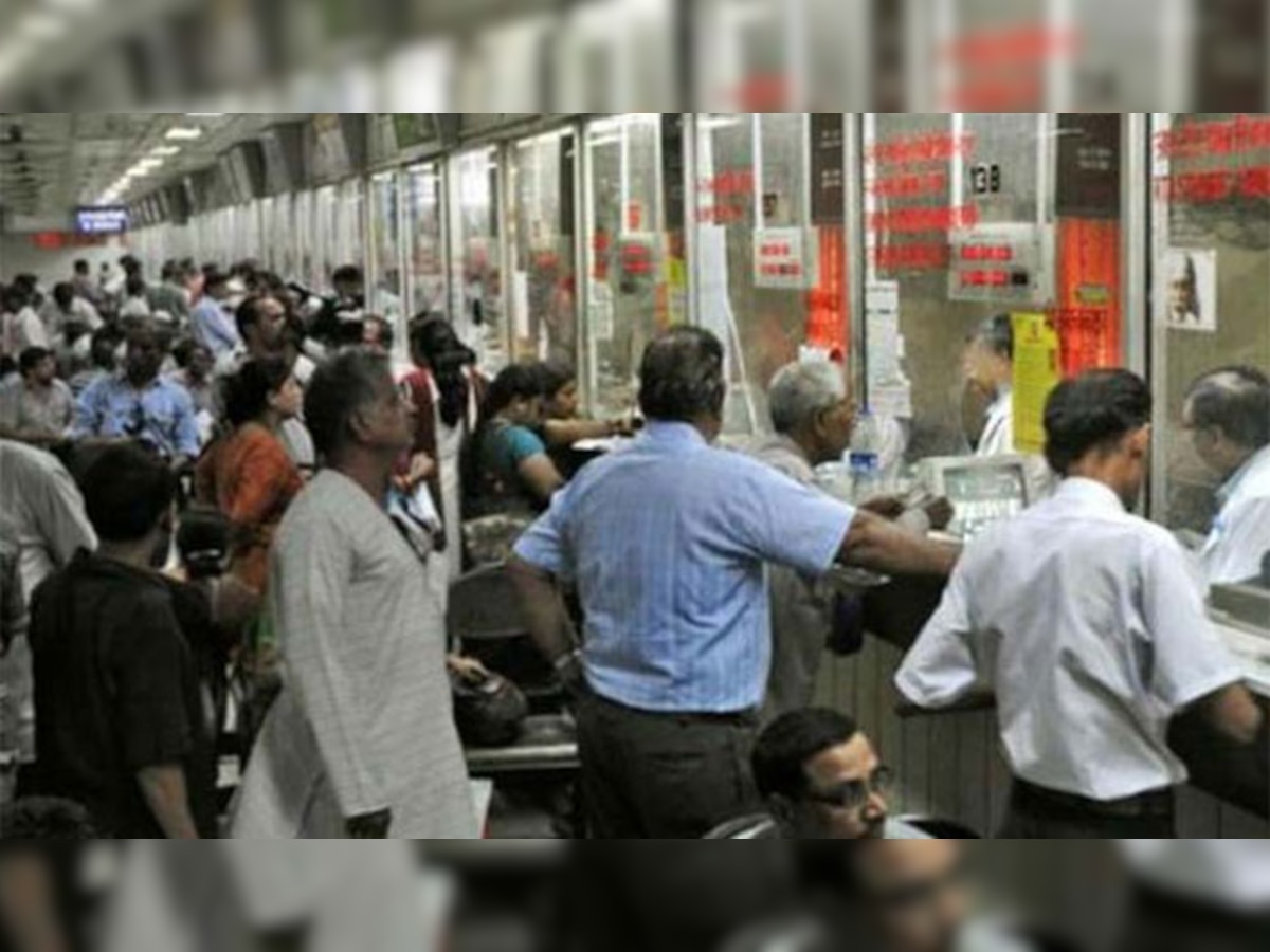 उत्तर मध्य रेलवे ने अनारक्षित टिकटों की बुकिंग मोबाइल फोन के जरिये शुरू की है...(फाइल फोटो)