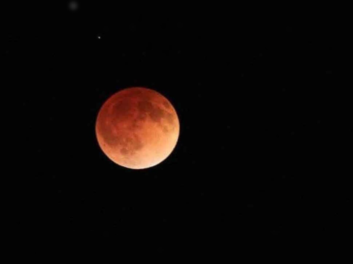 गुरु पूर्णिमा के दिन यानी 27 जुलाई को सदी का सबसे लंबी अवधि वाला चंद्रग्रहण पड़ेगा. 104 साल बाद आ रहा चंद्रग्रहण पौने चार घंटे का होगा.(प्रतीकात्‍मक तस्‍वीर)