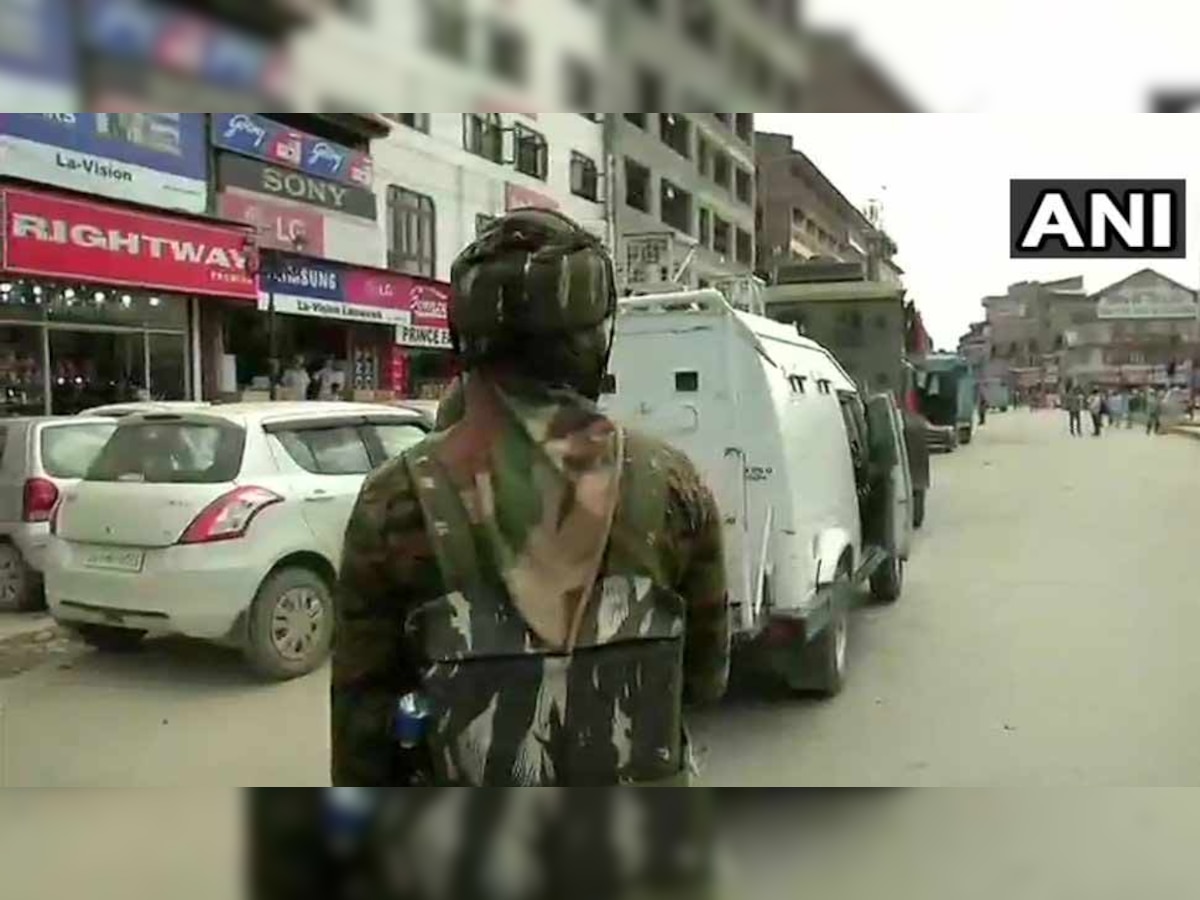 श्रीनगर के लाल चौक में आतंकी छिपे होने की सूचना पर सेना ने यहां सर्च ऑपरेशन शुरू कर दिया है.