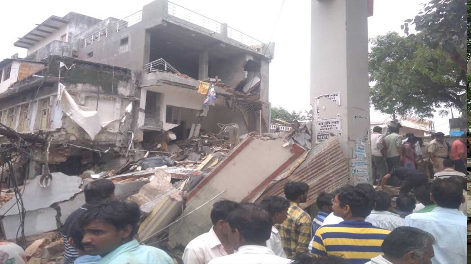 Madhya Pradesh: A three story building collapsed in Vidisha, Rescue operation underway Madhya Pradesh: A three story building collapsed in Vidisha, Rescue operation underway
