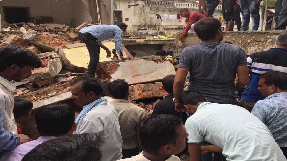 Madhya Pradesh: A three story building collapsed in Vidisha, Rescue operation underway Madhya Pradesh: A three story building collapsed in Vidisha, Rescue operation underway