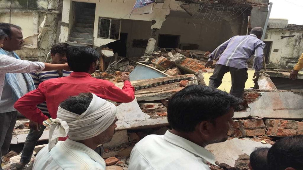 Madhya Pradesh: A three story building collapsed in Vidisha, Rescue operation underway Madhya Pradesh: A three story building collapsed in Vidisha, Rescue operation underway