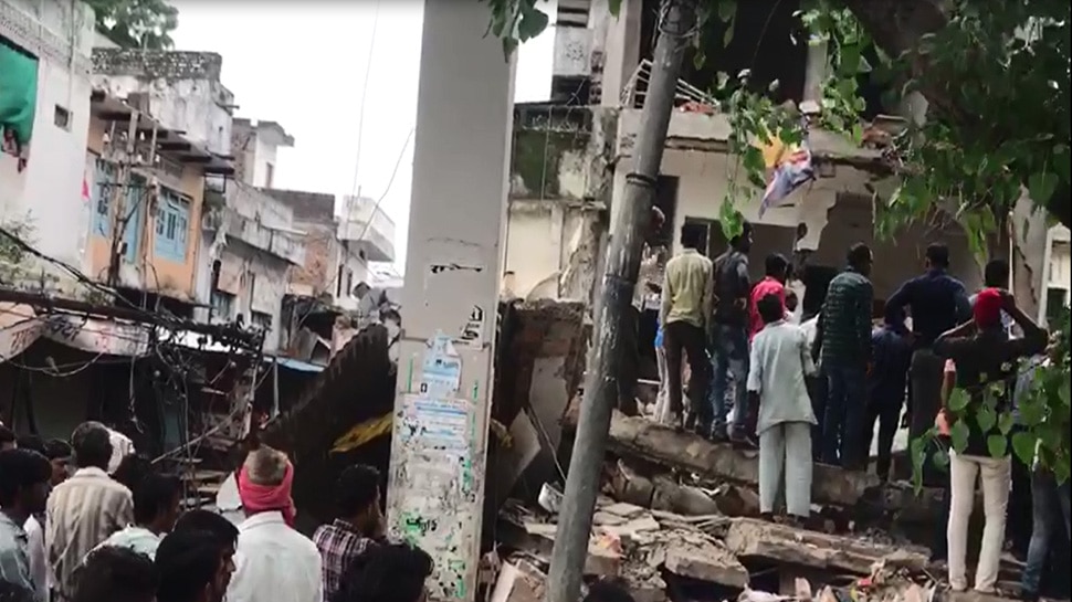 Madhya Pradesh: A three story building collapsed in Vidisha, Rescue operation underway Madhya Pradesh: A three story building collapsed in Vidisha, Rescue operation underway
