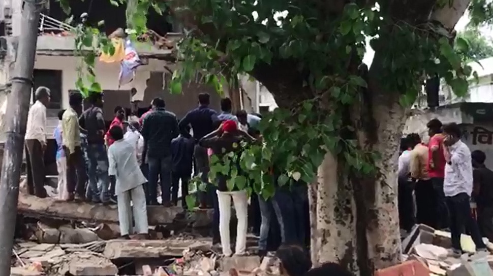Madhya Pradesh: A three story building collapsed in Vidisha, Rescue operation underway Madhya Pradesh: A three story building collapsed in Vidisha, Rescue operation underway