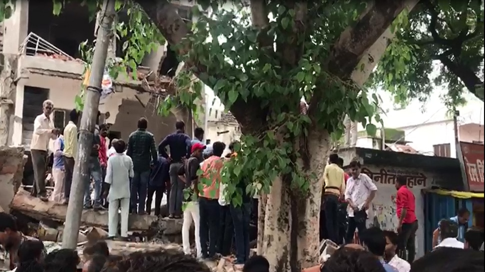 Madhya Pradesh: A three story building collapsed in Vidisha, Rescue operation underway Madhya Pradesh: A three story building collapsed in Vidisha, Rescue operation underway