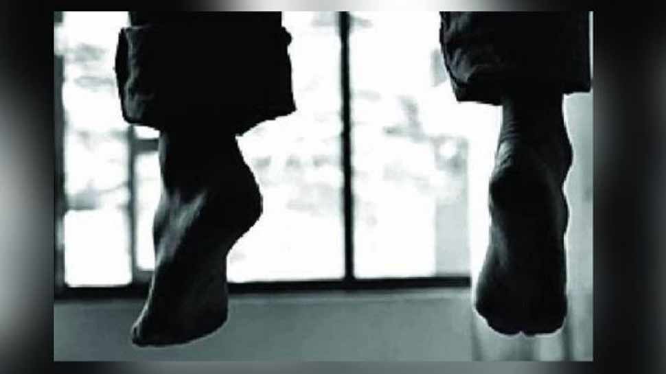 धुंदला में फंदे पर झूला 17 वर्षीय युवक, मौत धुंदला में फंदे पर झूला 17 वर्षीय युवक, मौत