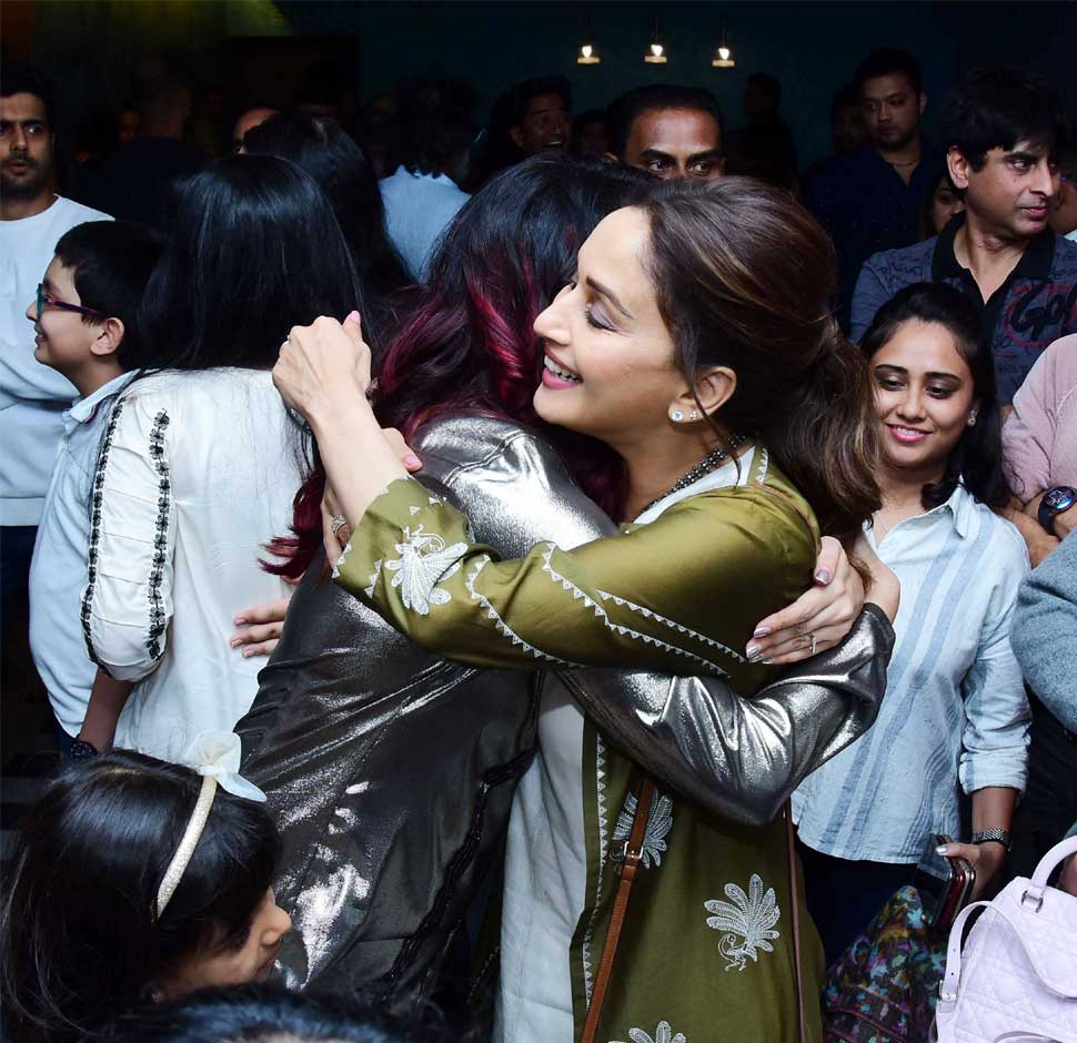 Fanney Khan Special Screening: Aishwarya Rai Bachchan gave Madhuri warm hug Fanney Khan Special Screening: Aishwarya Rai Bachchan gave Madhuri warm hug