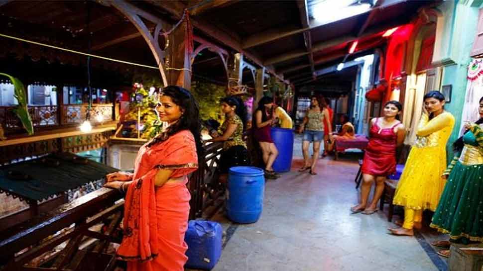 दिल्ली का GB रोड: दिल पर पत्थर रखकर इस नरक में आती हैं लड़कियां, पढ़ें रियल स्टोरी दिल्ली का GB रोड: दिल पर पत्थर रखकर इस नरक में आती हैं लड़कियां, पढ़ें रियल स्टोरी