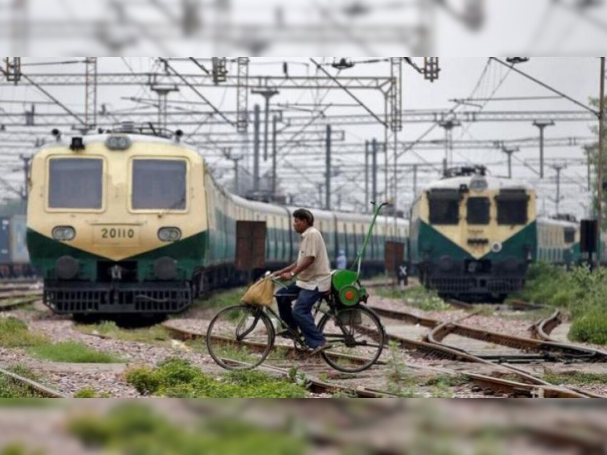 मुम्बई से पुणे के बीच लोकल ट्रेनों में दैनिक यात्री कर रहे मनमानी (फाइल फोटो)