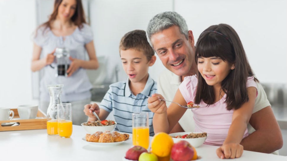 Teach table manners to your kids important tips Teach table manners to your kids important tips