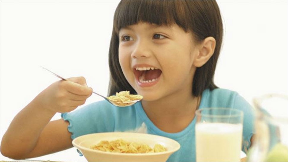 Teach table manners to your kids important tips Teach table manners to your kids important tips
