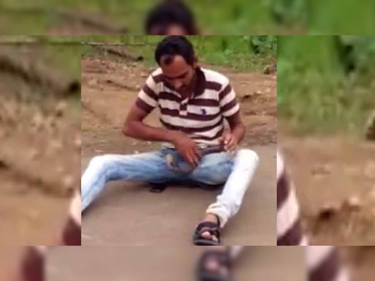 गुजरात : सांप के साथ मस्ती पड़ गई युवक को भारी, देखें VIDEO