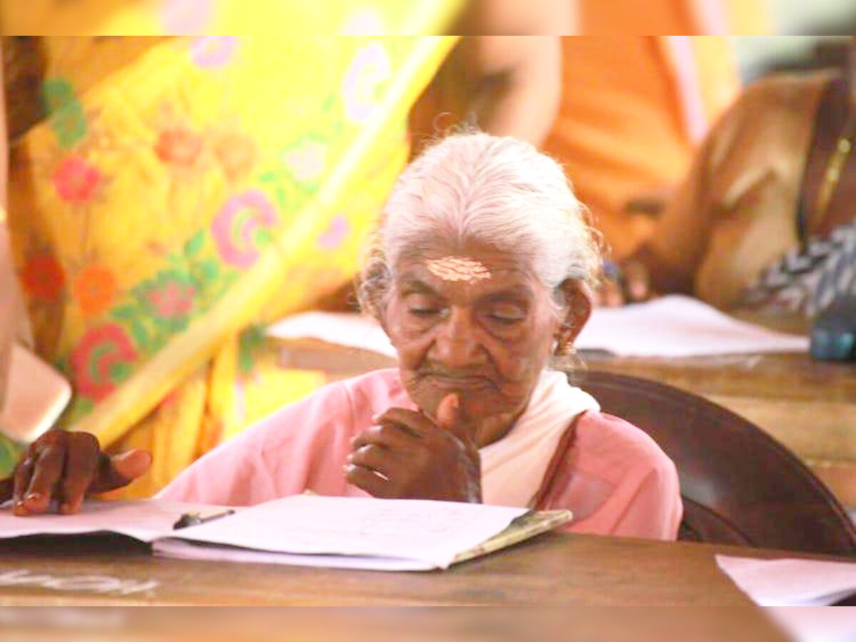 केरल में परीक्षा देती हुईं 96 साल की कार्तियायिनी अम्मा (फोटो - टि्वटर से)