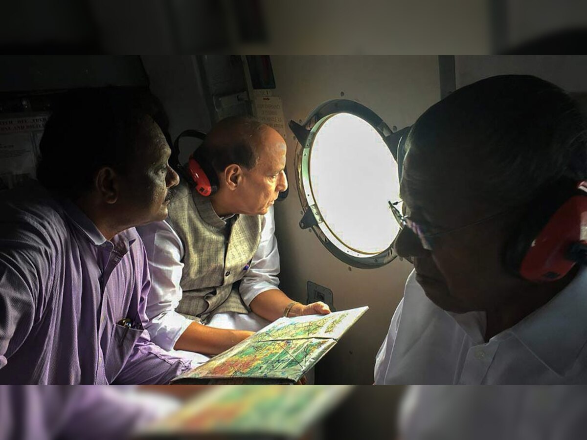 गृह मंत्री राजनाथ सिंह ने रविवार को केरल के बाढ़ प्रभावित इलाकों का दौरा किया (फोटो-PTI)