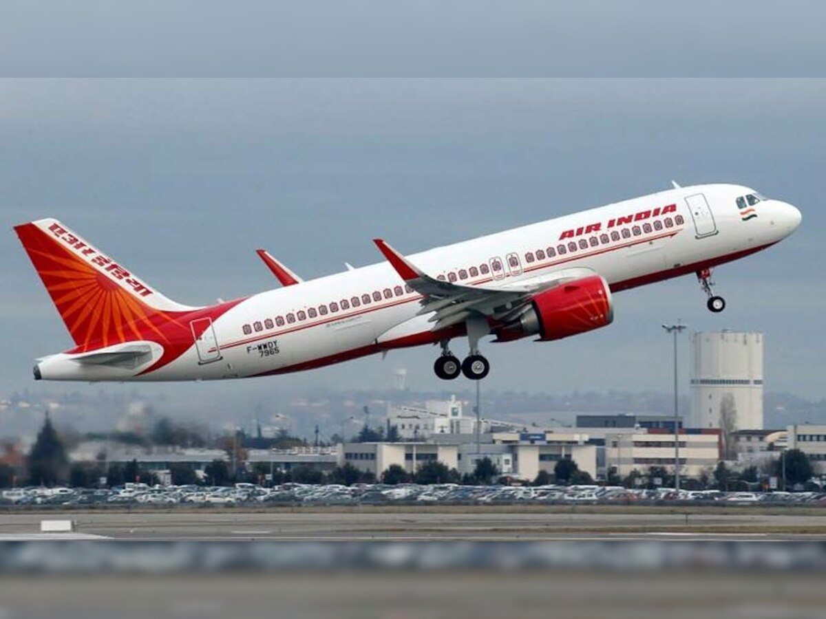 कर्ज में फंसी सार्वजनिक विमानन कंपनी एयर इंडिया ने कल-पुर्जों की कमी के कारण नौ एयरबस ए-321 समेत 19 विमानों को परिचालन से बाहर किया हुआ है.(फाइल फोटो)