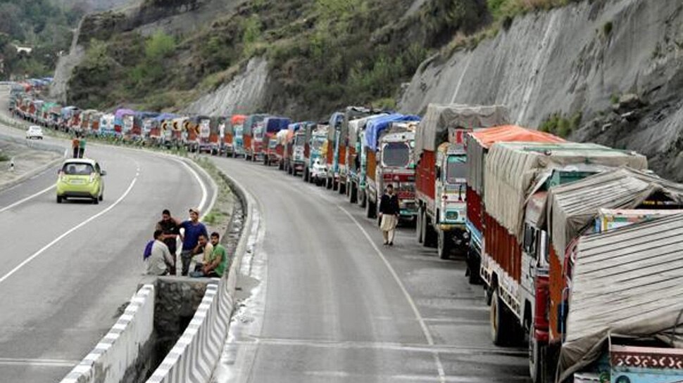 Jammu-srinagar highway blocked due to heavy rain | भारी बारिश के कारण जम्मू-श्रीनगर  राष्ट्रीय राजमार्ग पर यातायात बंद