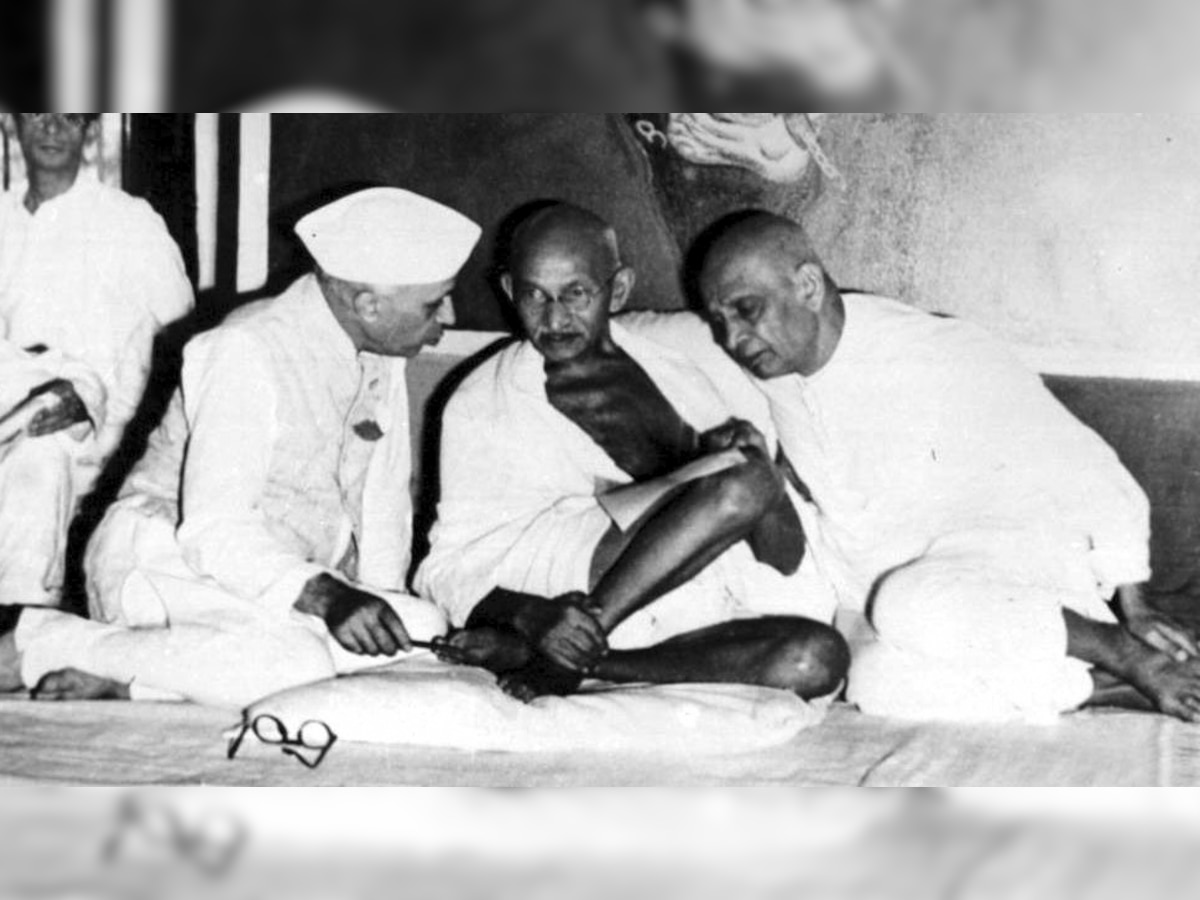 कतार स्‍वर में गांधी जी अपने साथियों से भीख मांग रहे थे. उनकी योजना को वे स्‍वीकार कर लें. (फाइल फोटो)