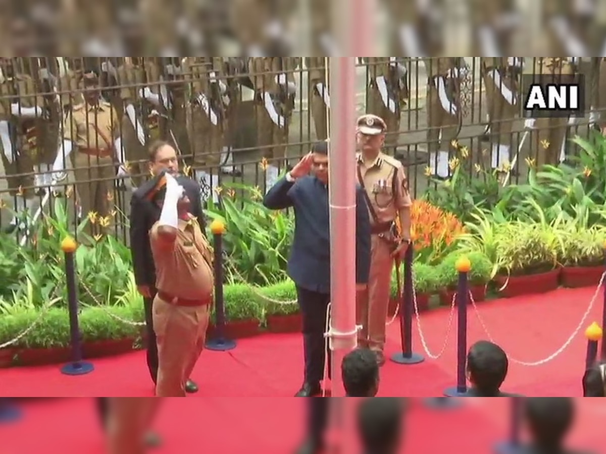महाराष्ट्र के मुख्यमंत्री देवेंद्र फडणवीस ने मंत्रालय में झंडा फहराया. (फो
