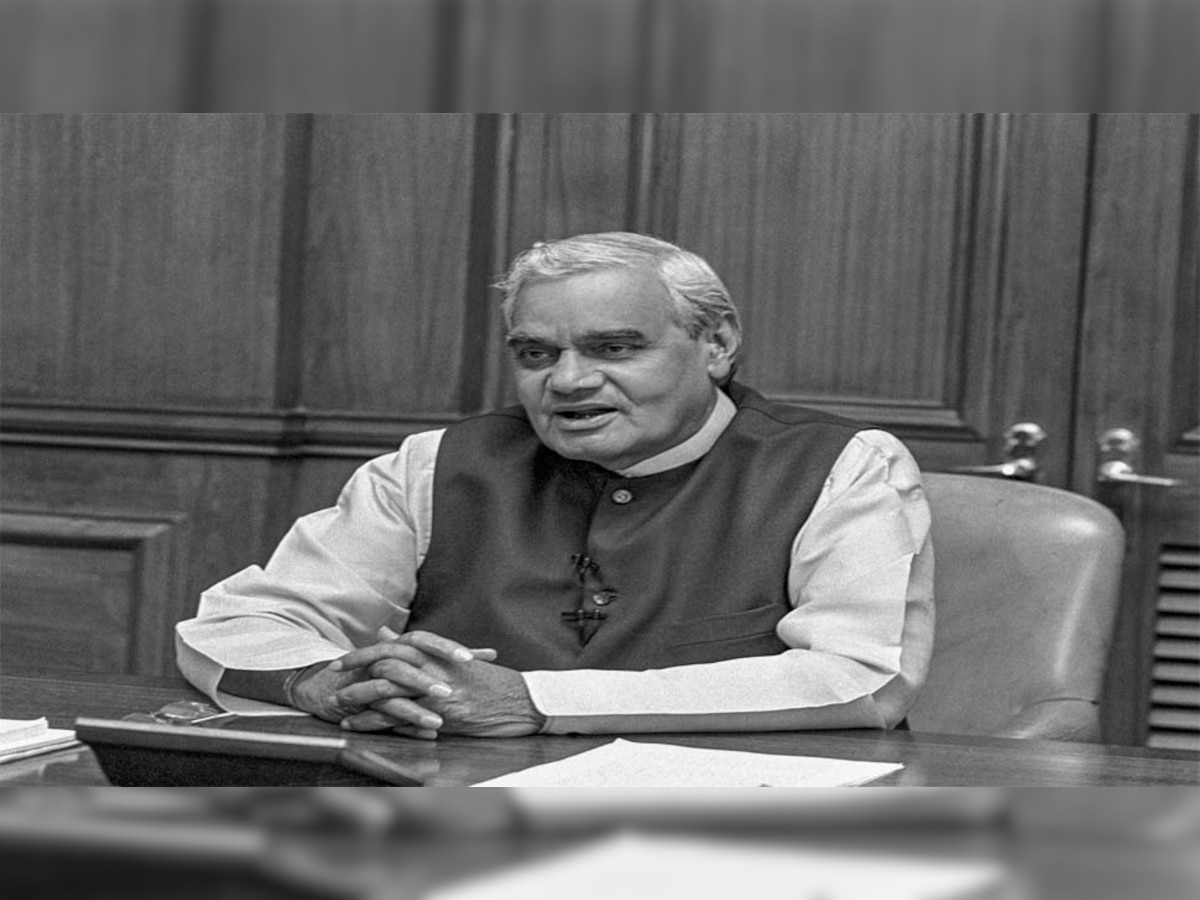 बता दें पूर्व प्रधानमंत्री अटल बिहारी वाजपेयी का लम्बी बीमारी के बाद गुरुवार शाम अखिल भारतीय आयुर्विज्ञान संस्थान (एम्स) में निधन हो गया . वह 93 वर्ष के थे .