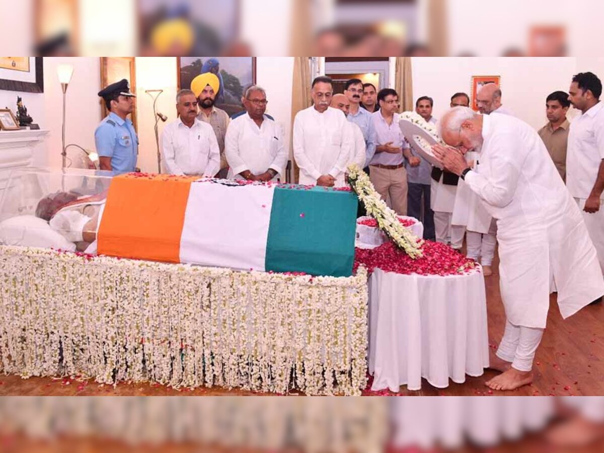 प्रधानमंत्री नरेंद्र मोदी ने पूर्व पीएम अटल बिहारी वाजपेयी के निधन पर गहरा दुख व्यक्त किया है