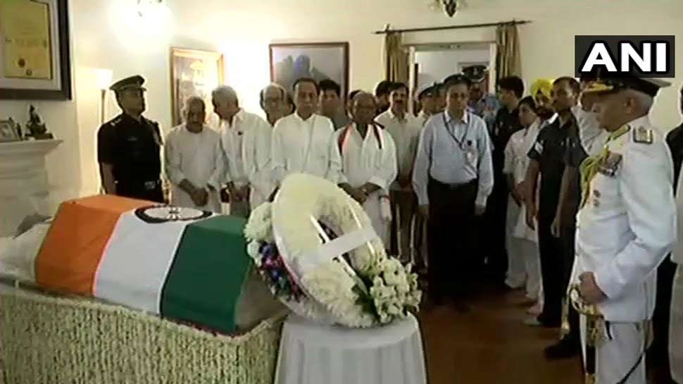 सरकारी आवास पर पार्थिव शरीर के अंतिम दर्शन Indian Defence Generals pyas tribute to Atal Bihari Vajpayee