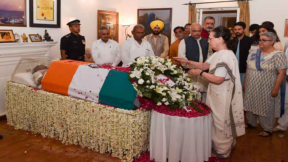 सोनिया ने किए अंतिम दर्शन Sonia gandhi