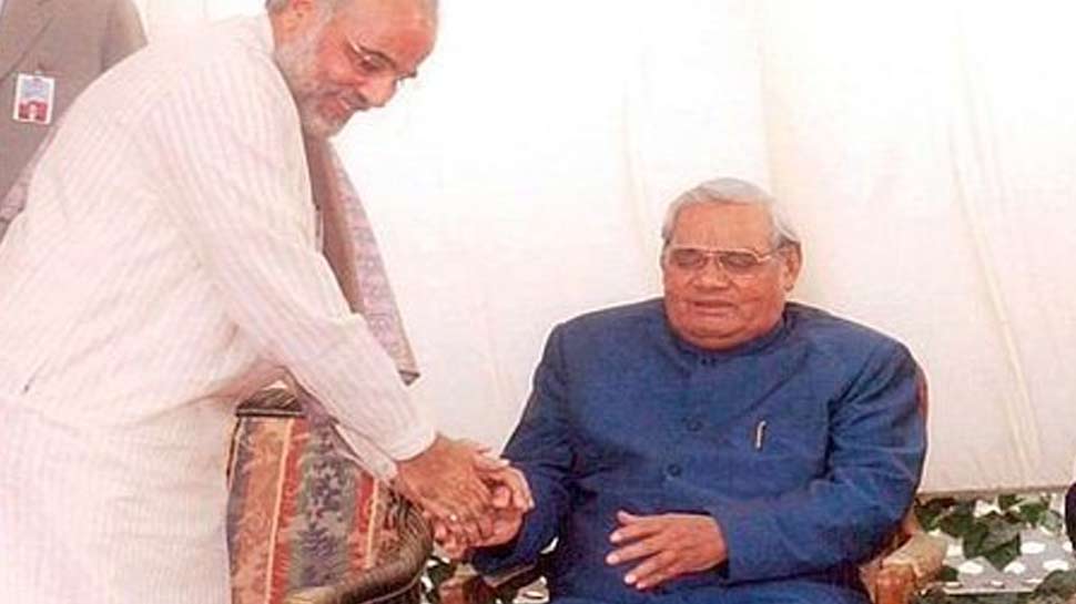 Prime Minister Narendra Modi shares photo with Atal Bihari Vajpayee says my  atal India | जब अटल बिहारी वाजपेयी की मुस्‍कुराती तस्‍वीर को ट्वीट करते हुए  PM मोदी बोले- 'मेरे अटल जी'