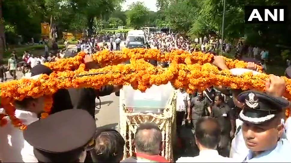 पूर्व प्रधानमंत्री अटल बिहारी वाजपेयी को गार्ड ऑफ ऑनर दिया गया BJP Headquarter Delhi