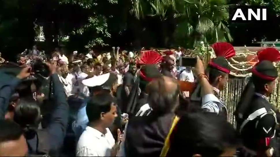 अंतिम दर्शन के लिए बड़ी संख्या में पहुंचे लोग former Prime Minister Atal Bihari Vajpayee