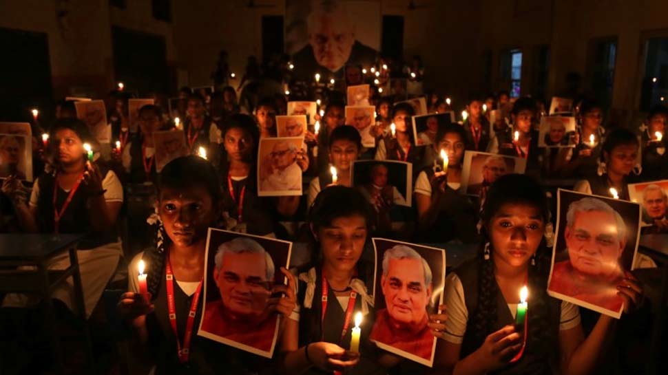 नहेरु के बाद बच्चों के पसंदीदा नेता रहे Indian paying tribute to Atal Bihari Vajpayee