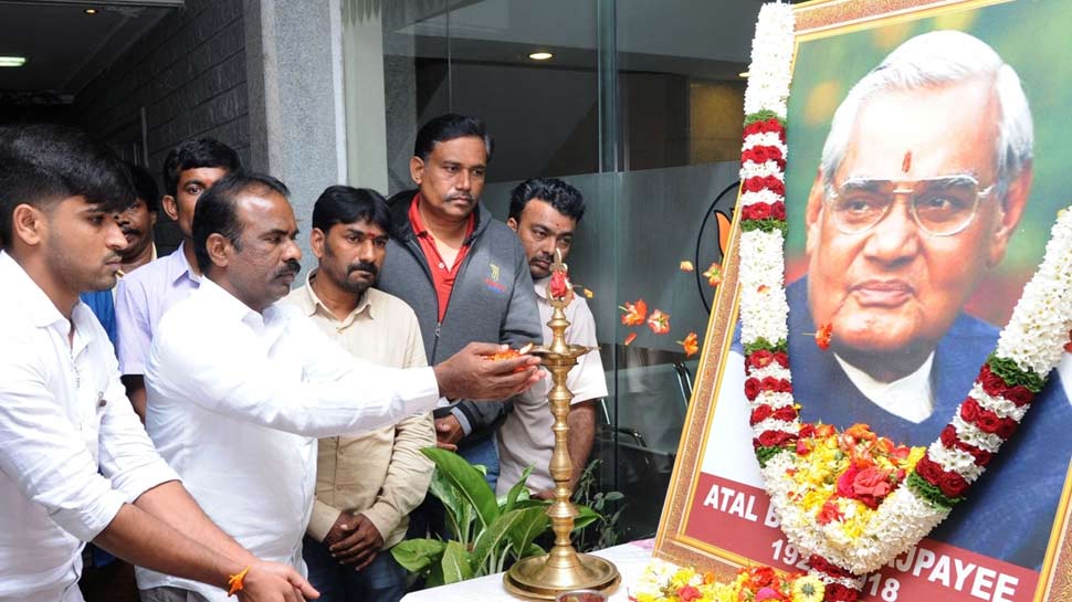 पूर्व प्रधानमंत्री अटल बिहारी वाजपेयी को दिया गया गार्ड ऑफ ऑनर Atal Bihari Vajpayee passes at 93
