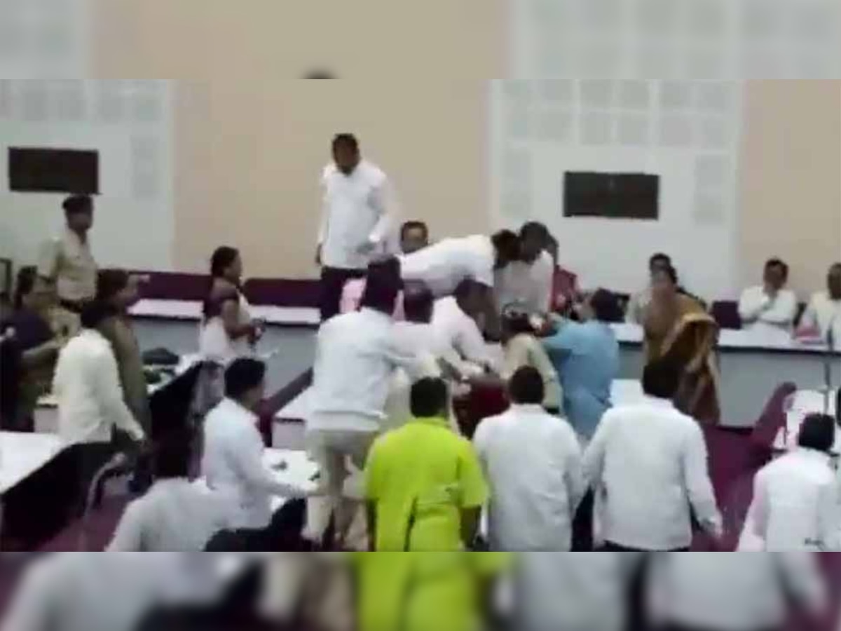 VIDEO : ओवैसी के पार्षद ने वाजपेयी को श्रद्धांजलि देने का किया विरोध, भाजपा पार्षदों ने की पिटाई