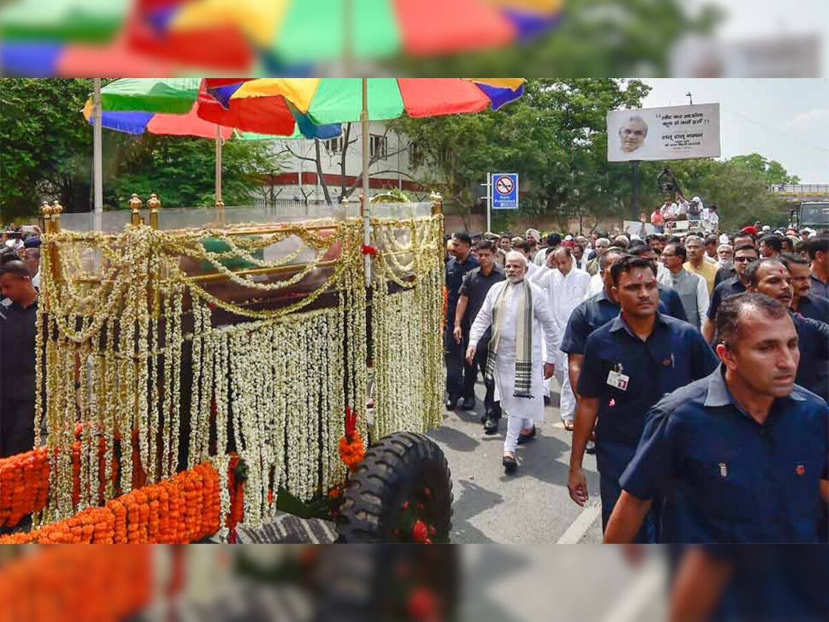 अटल बिहारी वाजपेयी की अंतिम यात्रा में पैदल चलते प्रधानमंत्री नरेंद्र मोदी (फोटोः पीटीआई)