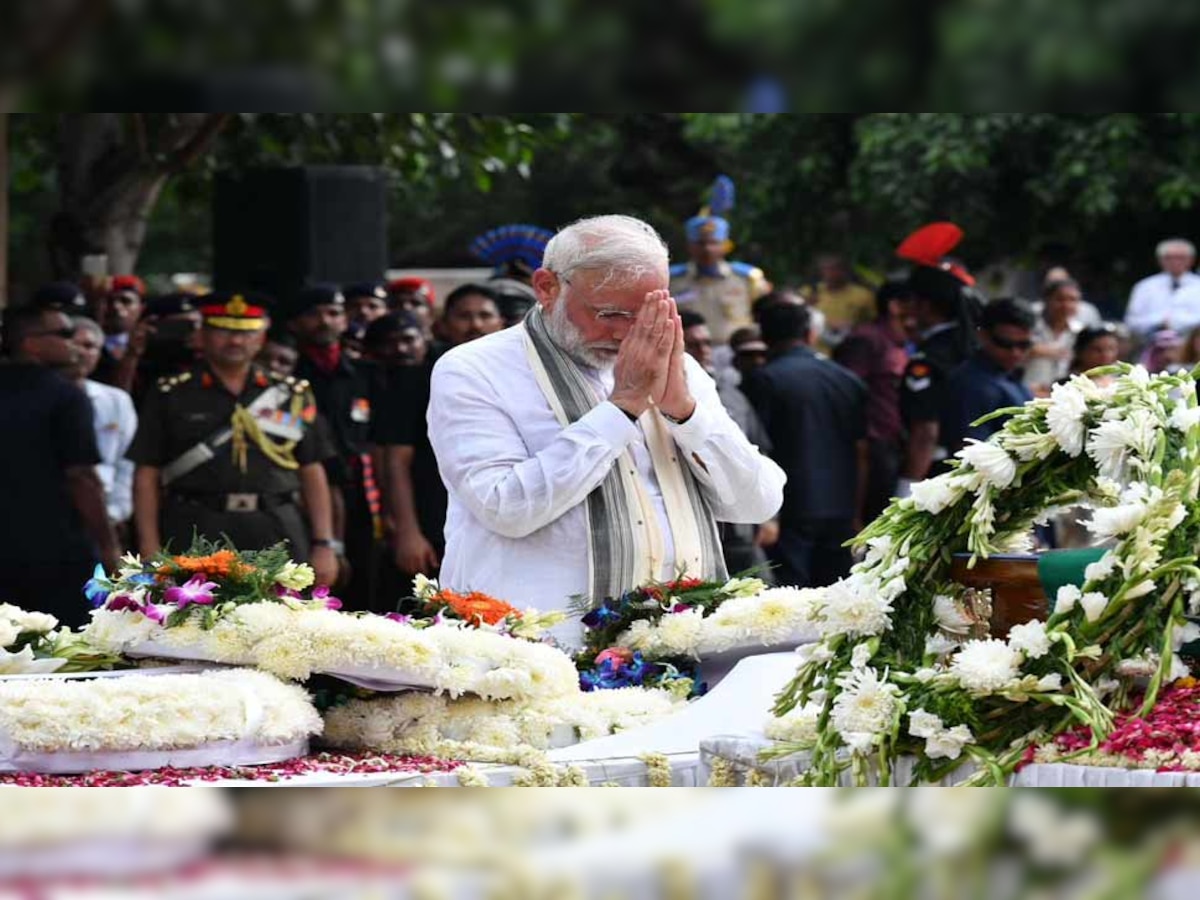 पूर्व प्रधानमंत्री अटल बिहारी वाजपेयी को शुक्रवार शाम राष्‍‍‍‍‍‍ट्रीय स्‍मृति स्‍थल पर हिंदू रीति रिवाज के साथ मुखाग्नि दी गई. (फाइल फोटो)