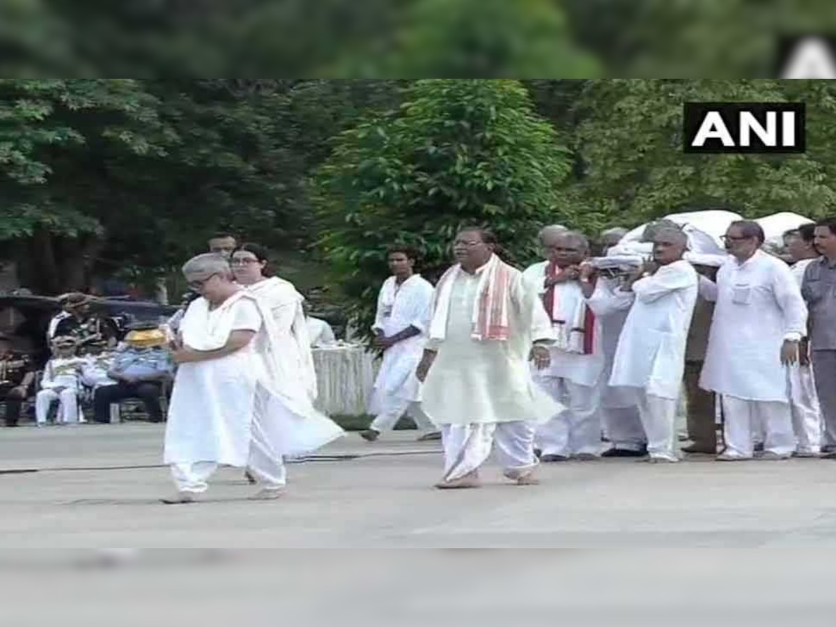 वाजपेयी को उनकी दत्‍तक पुत्री नमिता कौल भट्टाचार्या ने मुखाग्नि दी. (फोटो- एएनआई)