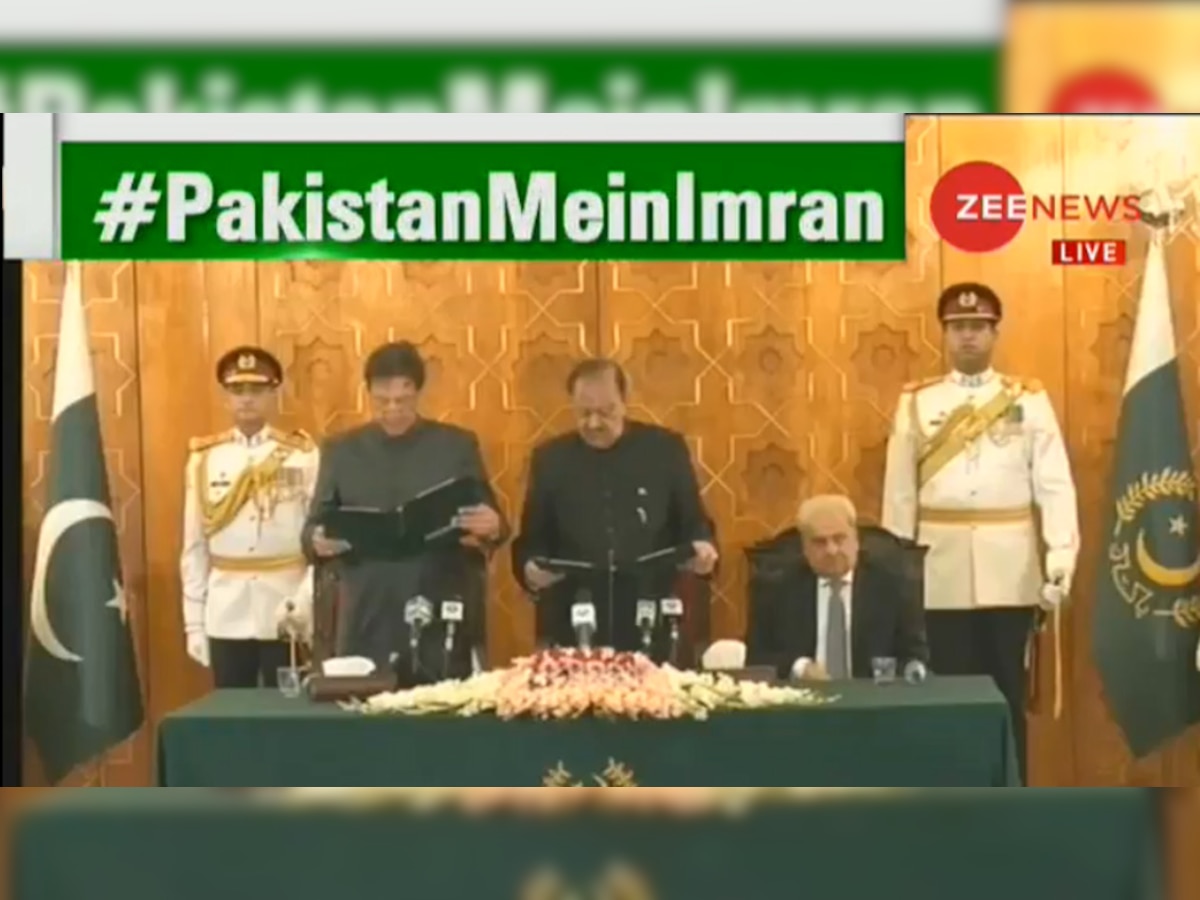 पाकिस्‍तान के 22वें प्रधानमंत्री बने इमरान खान, शपथ ग्रहण के बाद मुस्‍कुराए