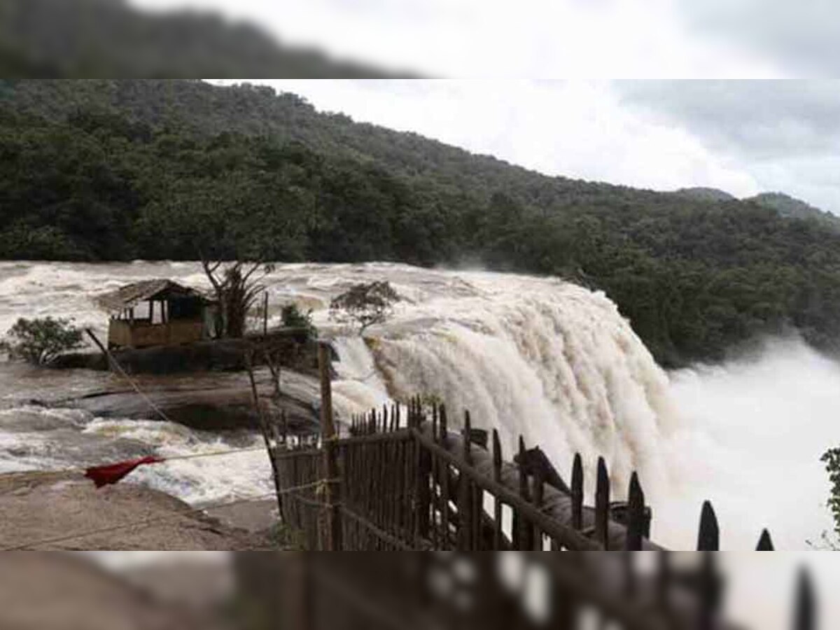 पीएम नरेंद्र मोदी ने केरल के बाढ़ प्रभावित इलाकों का दौरा करके तत्‍काल आर्थिक सहायता के रूप में केरल को 500 करोड़ रुपए का पैकेज देने का ऐलान किया. (फाइल फोटो)