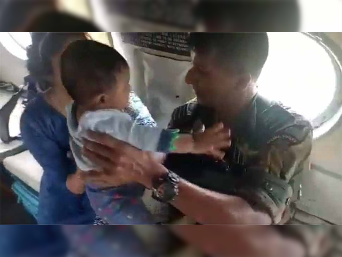 VIDEO : केरल की भीषण बाढ़ में एयरफोर्स ने मां और उसके बच्चे को निकालकर जीता दिल