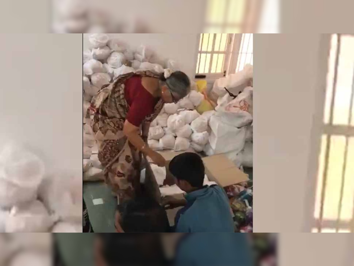 VIDEO : बाढ़ पीड़ितों के लिए नारायण मूर्ति की पत्नी ऐसे कर रही हैं सामान की पैकिंग