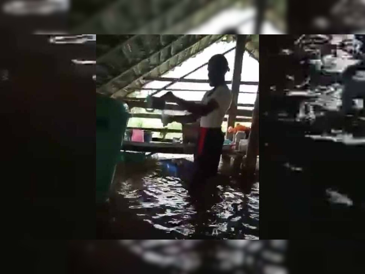 VIDEO : केरल की बाढ़ में घुटनों तक पानी में खड़े होकर चाय देने का हुनर देखा आपने!