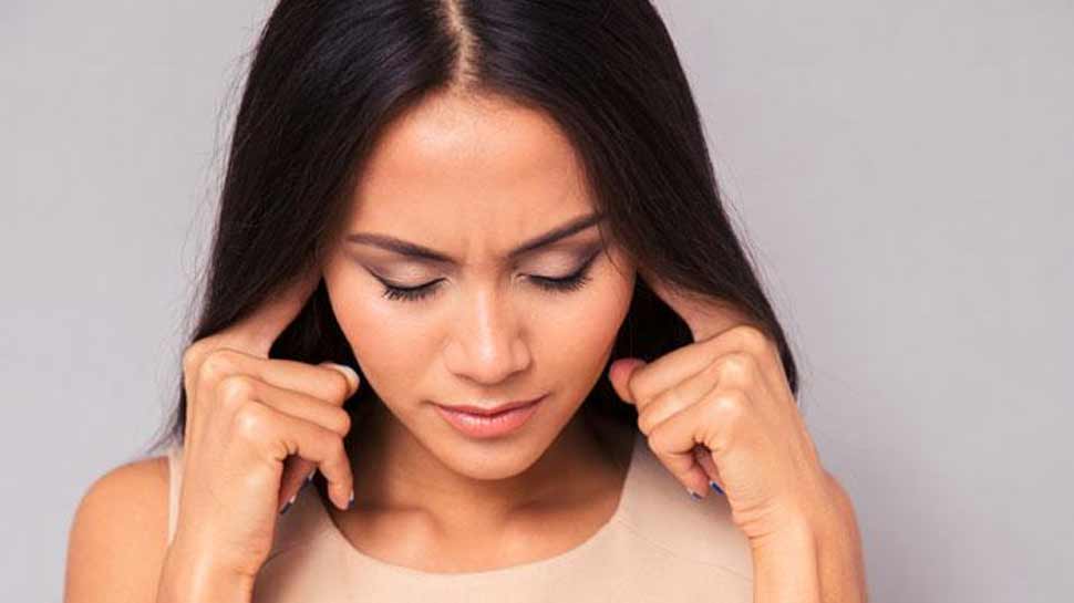 माइग्रेन से बचने के लिए संतुलित दिनचर्या का पालन करना चाहिए. migraine