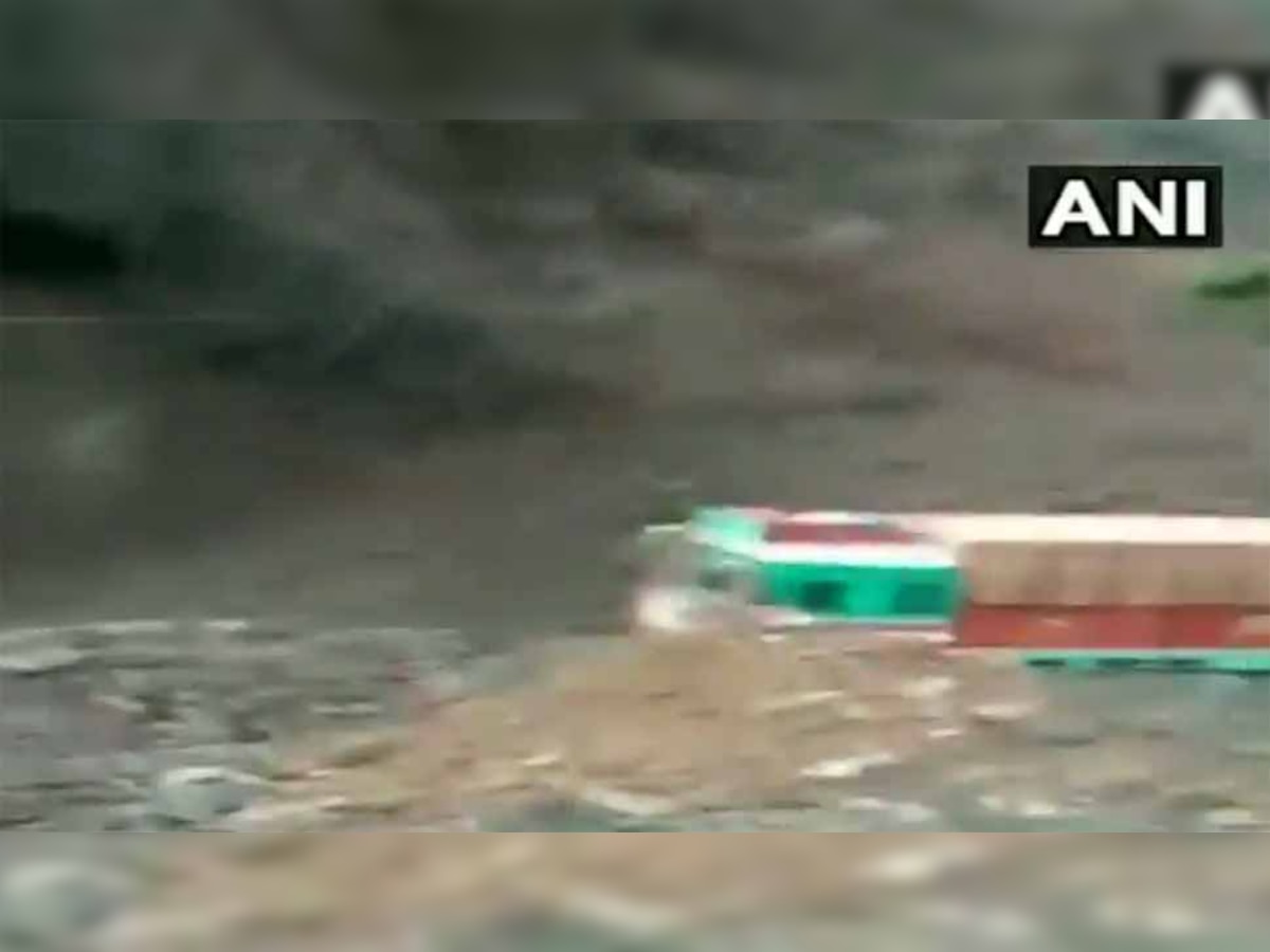 VIDEO : पठानकोट और डलहौजी नेशनल हाइवे पर हुई ऐसी लैंड स्लाइड, ट्रक का निकला कचूमर