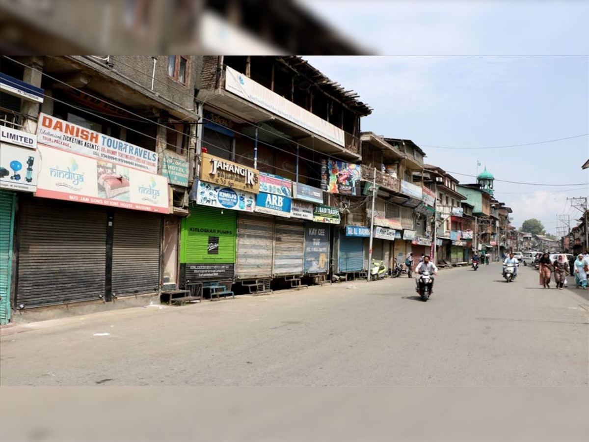 श्रीनगर में आर्टिकल 35ए को खत्म किए जाने की अफवाहों के बाद बंद दुकानें (फोटा साभार - IANS)