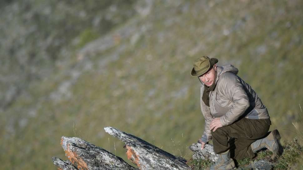 पुतिन की ये फोटोज लोगों को खूब पसंद आ रही हैं 65 year old Putin look goes viral
