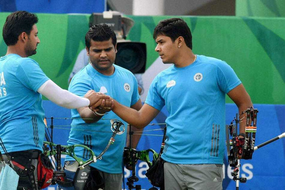 मिठाइयां बांट कर खुशियां मना रहा परिवार Rajat Chauhan, Archery, Asian Games 2018