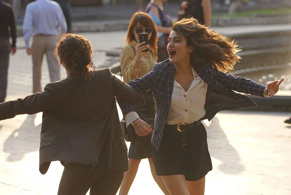 फातिमा सना शेख और सान्या मल्होत्रा Dangal Girls Dance on the roads of Europe