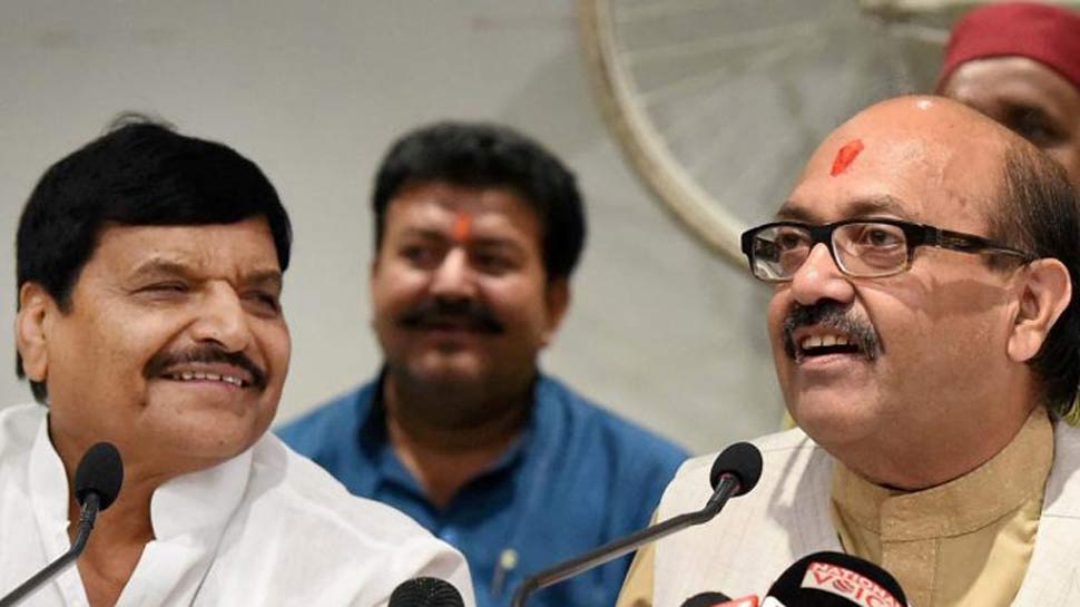 किसके इशारे पर 2 पुराने दोस्त शिवपाल-अमर SP पर हमले कर रहे हैं?