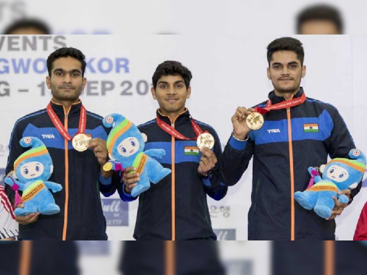स्वर्ण पदक जीतने वाली भारतीय टीम में अर्जुन के अलावा गौरव राणा और अनमोल जैन शामिल. (PHOTO: Tiwtter) 